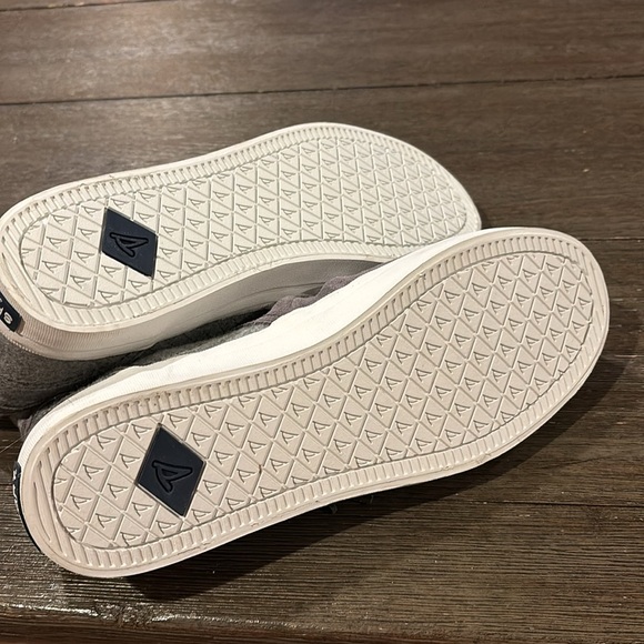 Brand new Sperry high top sneakers - Picture 4 of 4